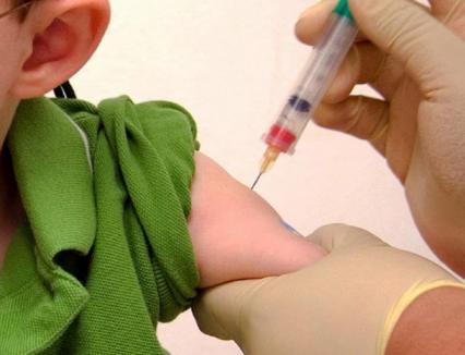 A început o nouă campanie de vaccinare antipoliomielitică 